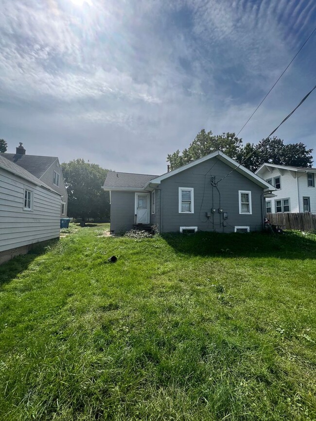Building Photo - 1541-1541 Bertch Ave