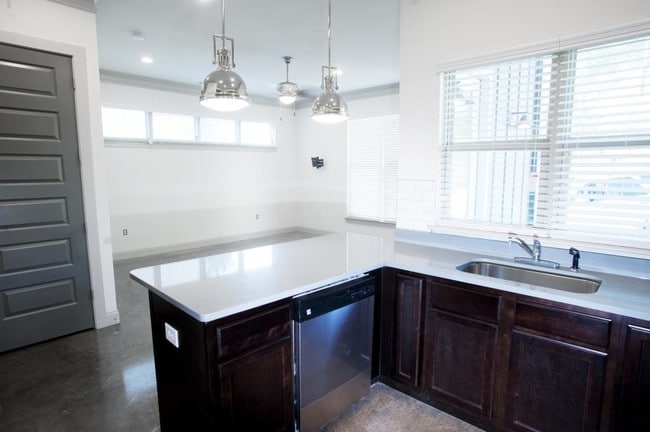 Building Photo - 81 Calhoun St