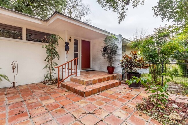 Building Photo - SECLUDED 3-BEDROOM IN TERRELL HILLS