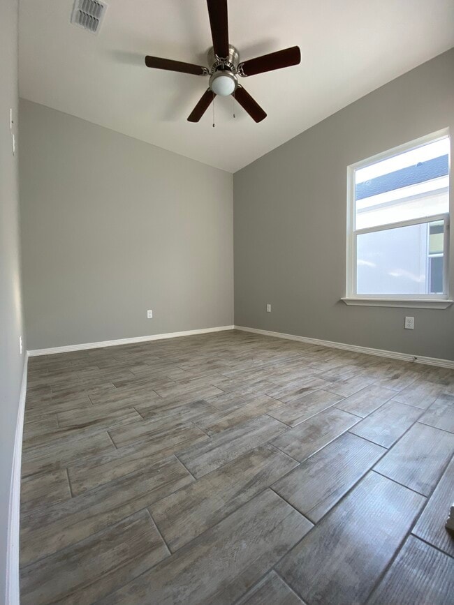 Building Photo - 1406 W Heritage Dr