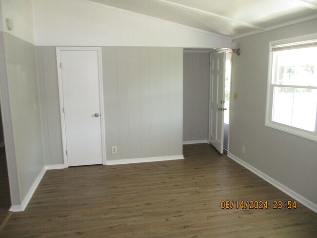 Foto del edificio - 525 Sportsman Club Rd