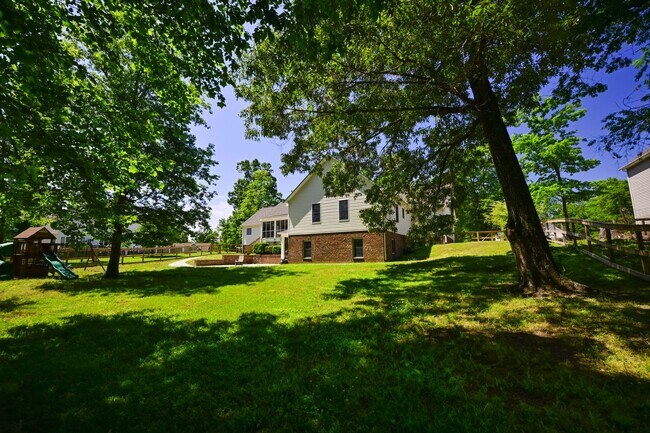 Foto del edificio - 237 Riverbend Rd