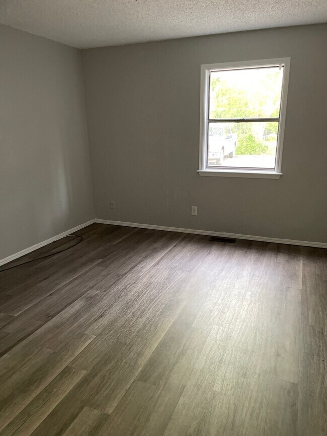 Habitación principal con medio baño - 806 N Washington St