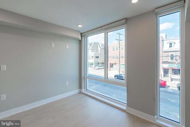 Foto del edificio - 6604 Ridge Ave