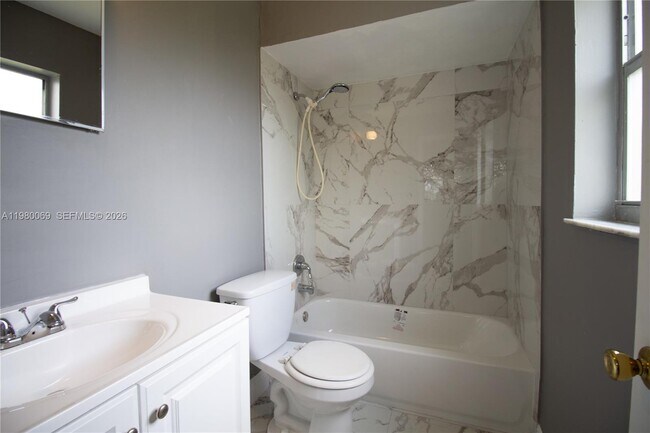 Foto del edificio - 825 SW 10th St