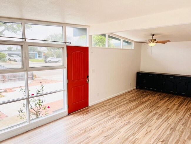 Foto del edificio - Mid Century Bungalow in prime Clairemont location!