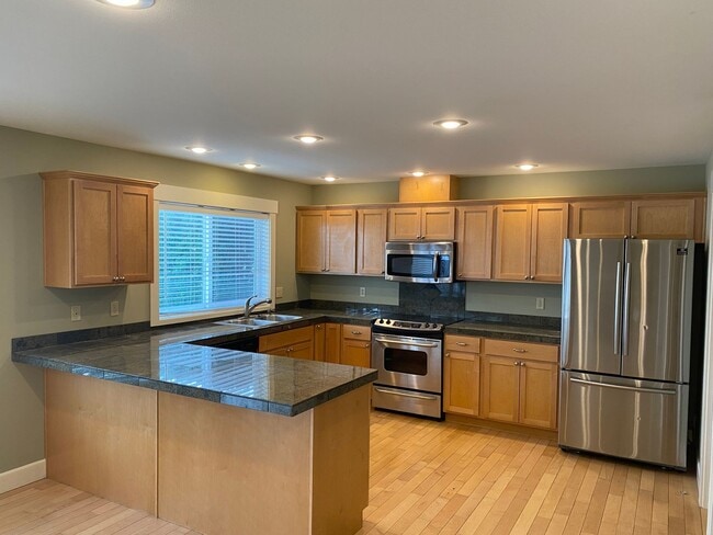 Building Photo - 3 Bedroom Townhome at The Vineyard