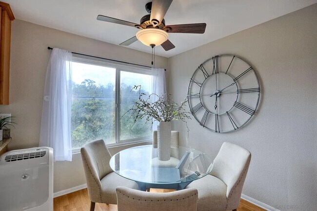 Foto del edificio - Bright 1BR with Private Balcony, In-Unit Laundry & Pool Access in Central San Diego