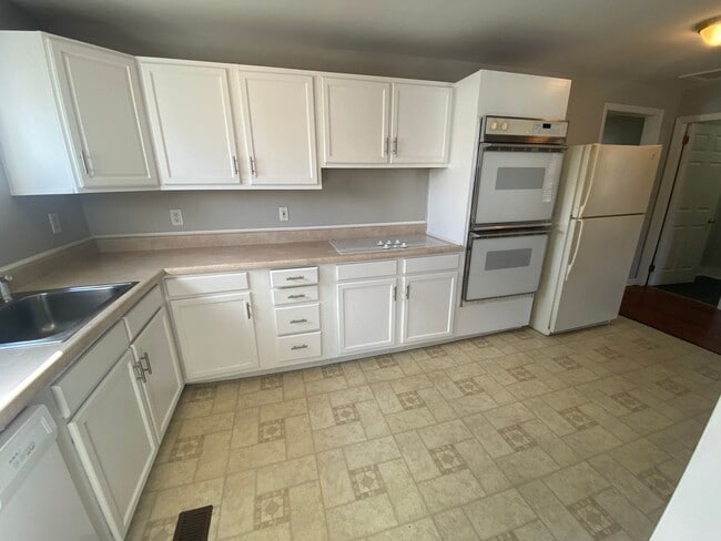 Building Photo - 4 Bedroom, 2 Bathroom House in Greensboro