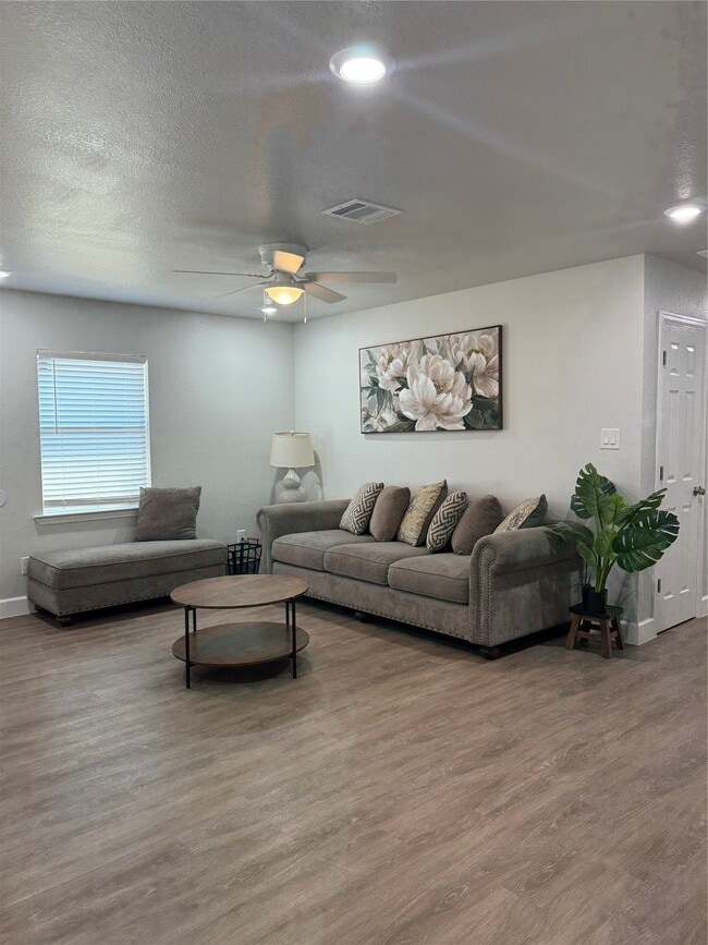 Building Photo - 3610 Newton Dr