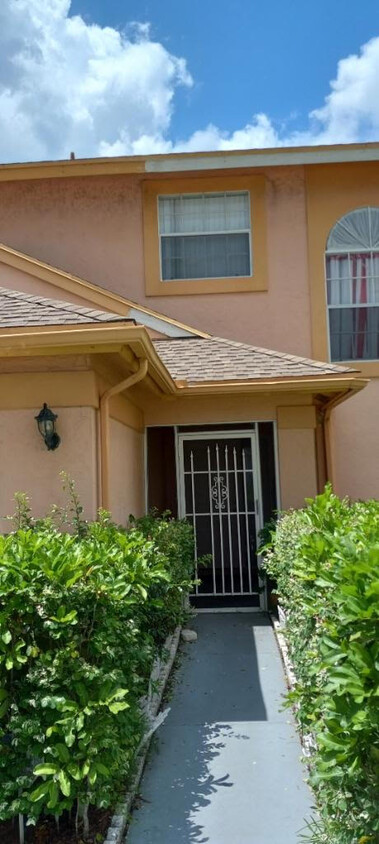 Fully Furnished single family home in quiet West palm beach Community - 3870 Circle Lake Dr