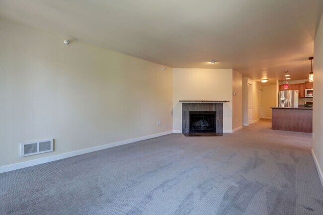 Building Photo - Spacious 2bd, 2ba Upper Unit Available in ...