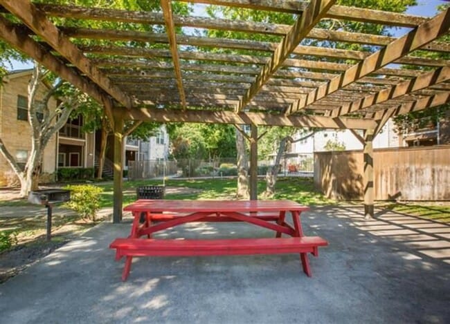 Building Photo - Saddle Creek