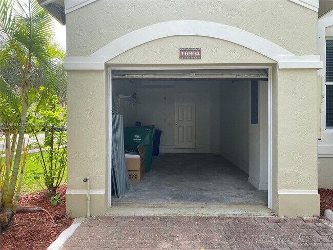 Building Photo - 16904 SW 35th St