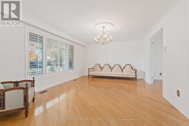 Building Photo - 305 Ulric Crescent