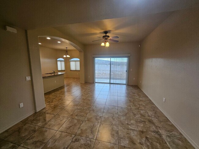 Foto del edificio - 2 Bedroom Condo in Sunridge Estates