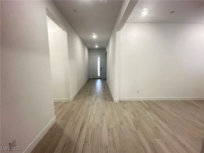 Foto del edificio - 350 Tigullio Ave