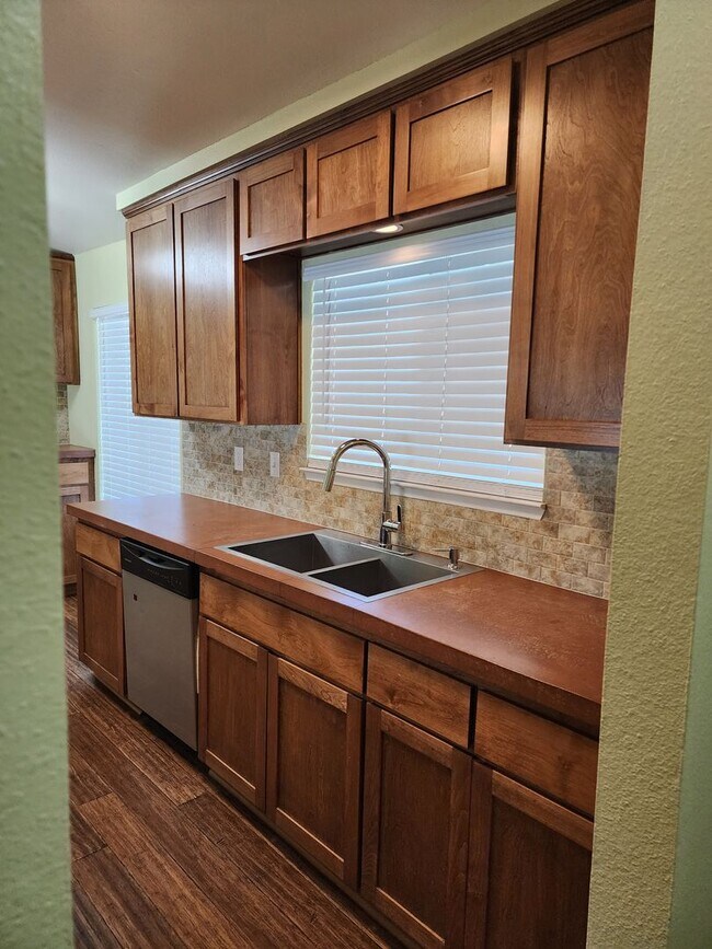 Foto del edificio - 3 Bedroom 2 Bathroom with Pool Near Davis High School
