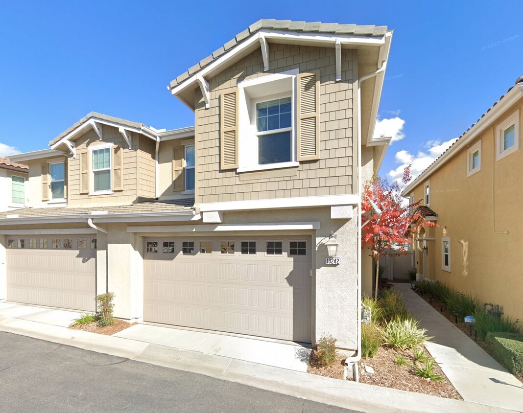 Foto principal - Exclusive, 3 bedroom townhome in sought-af...