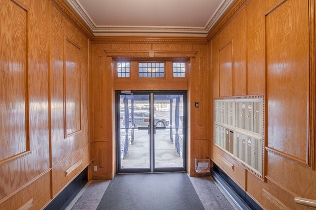 Building Photo - 2068 Rue Sherbrooke O