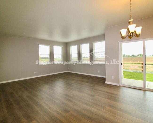 Building Photo - Beautiful Newer Home