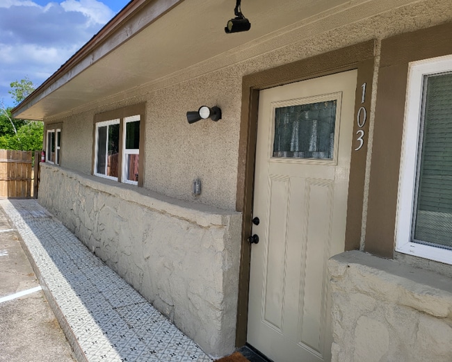 Photo - 118 Esmeralda Dr House