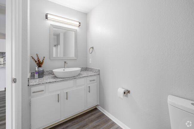 2BR, 2BA - 950SF - Bathroom - Highline Apartments