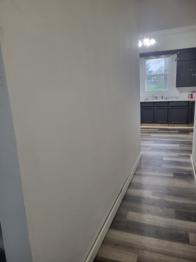 Building Photo - Large 2 Bedroom house in Ackley