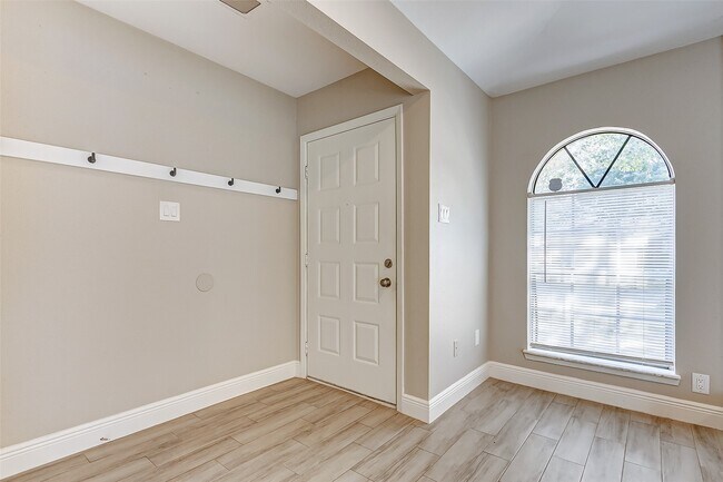 Foto del edificio - 5423 Fawn Trail Ln