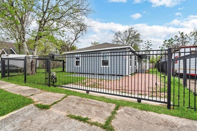 Building Photo - 3208 Holman St