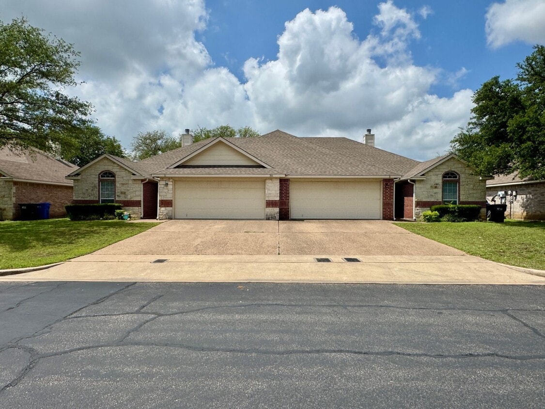 Primary Photo - Duplex