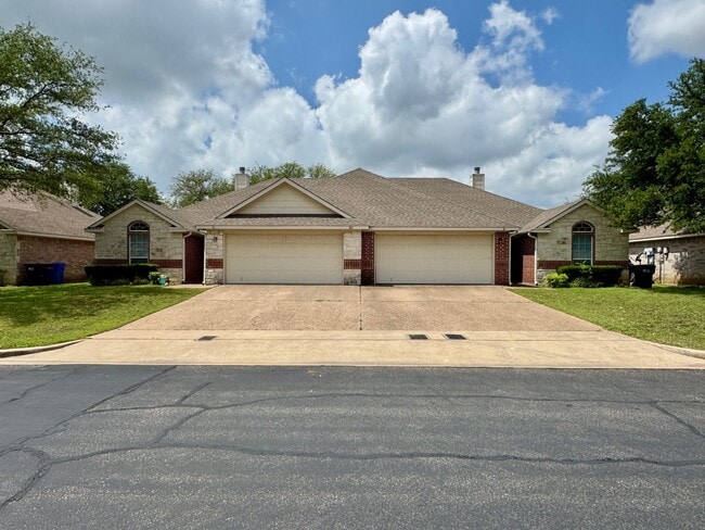 Building Photo - 400B Chapel Trail Cir