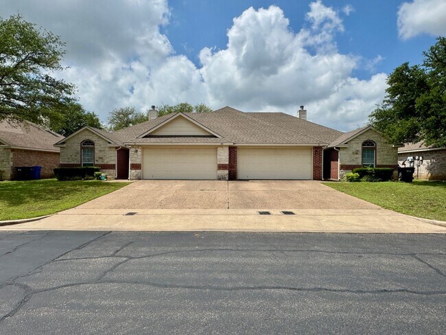 Foto del edificio - 400B Chapel Trail Cir