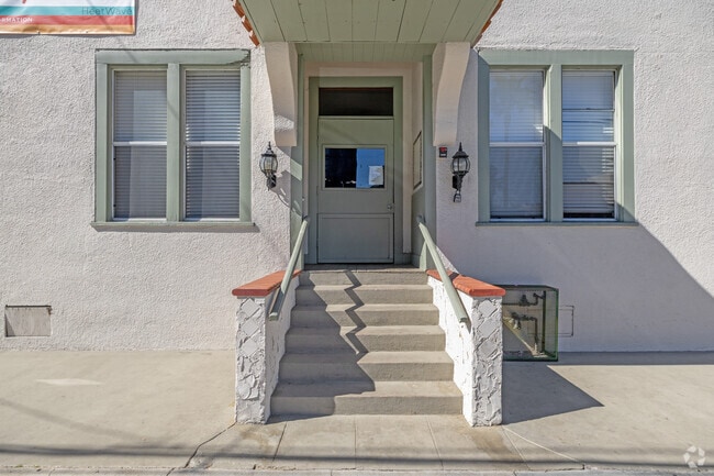 Entrada - 3942 8th Ave