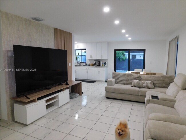 Foto del edificio - 330 NW 43rd Pl
