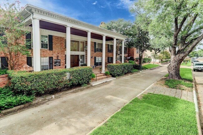 Foto del edificio - 2824 Briarhurst Dr