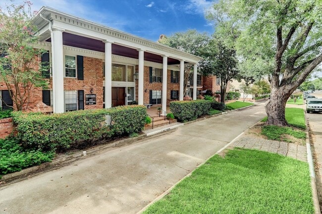 Photo - 2824 Briarhurst Dr Apartment