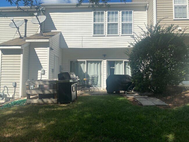 Foto del edificio - 412 Walnut Woods Dr