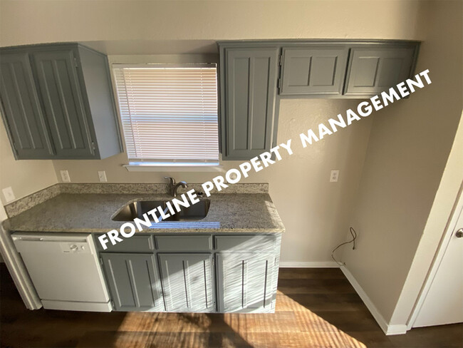 Building Photo - Clean, UPDATED Move In READY- Duplex