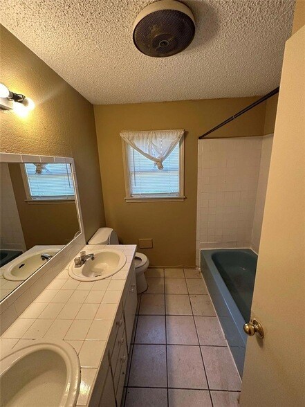 Building Photo - 2022 Wesley Dr