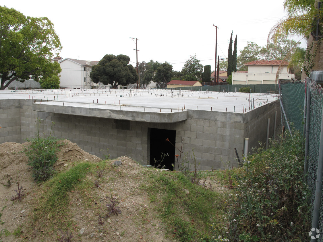 Building Photo - 707 E Angeleno Ave