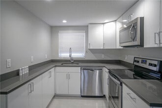 Building Photo - 640 NE 7th Ave