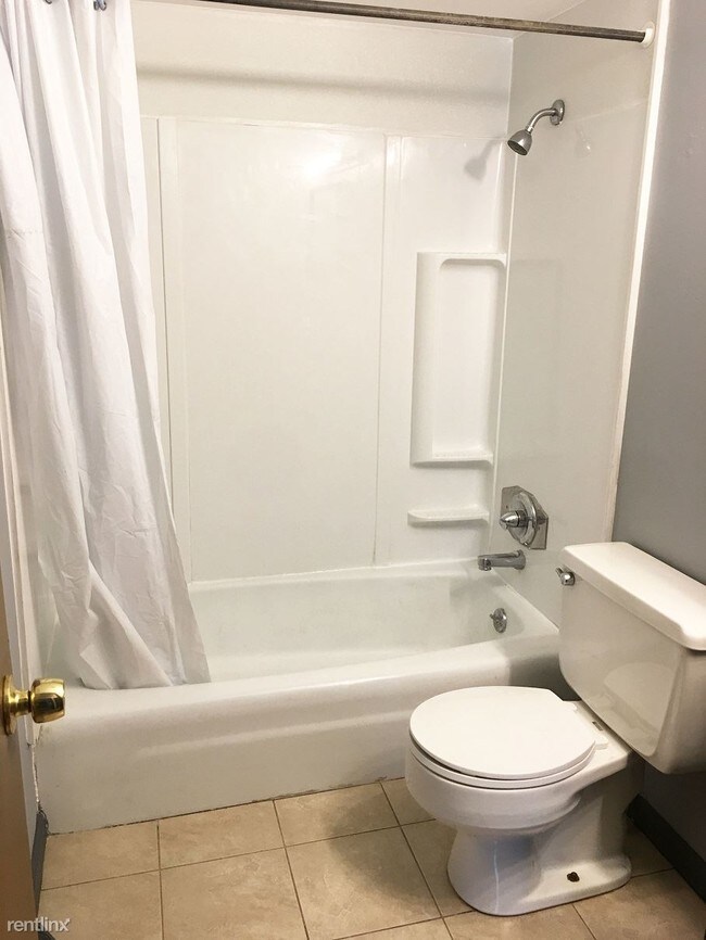 Foto del edificio - 3 br, 1 bath Duplex - 2506 Miles Standish Dr