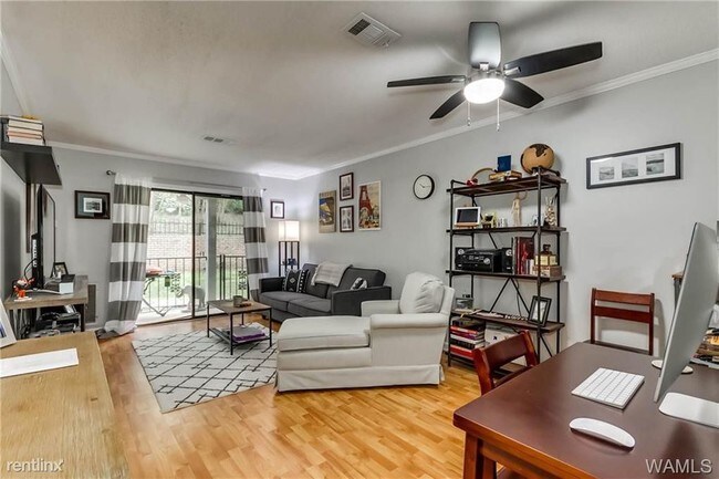 Foto del edificio - 1747 Jack Warner Pkwy