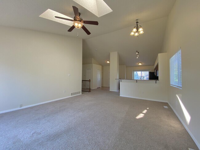 Foto del edificio - 1611 S Canoe Creek Dr