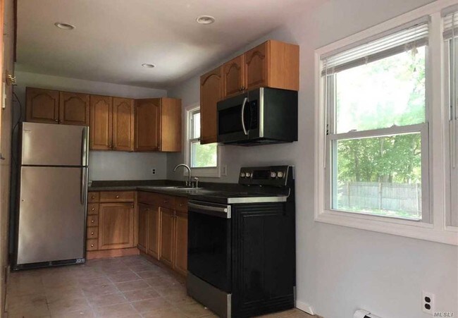 Building Photo - 8 Quogue Ave