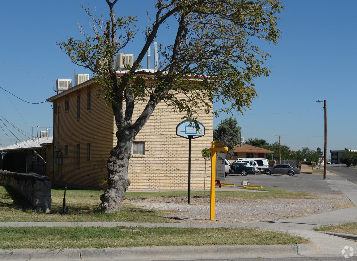 Building Photo - 8601 Robert Dr