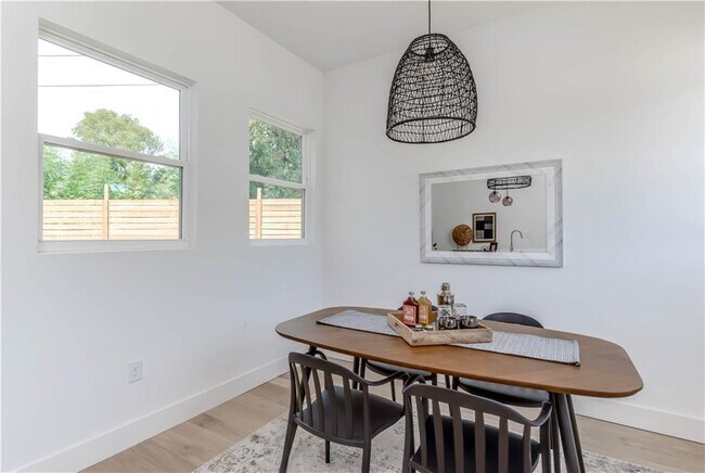 Foto del edificio - 4800 Vinson Dr