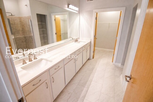 Foto del edificio - Chic 1 Bed, 1 Bath Condo with Carport