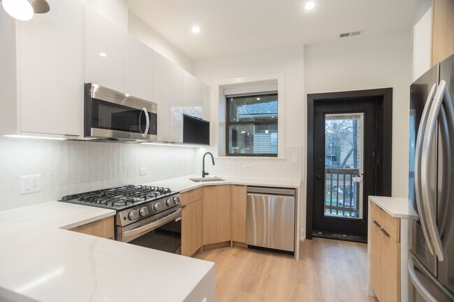 Foto del edificio - 3251 W Belden Ave